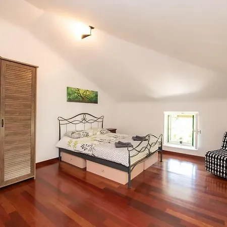 Mascagni Modern Seaview Apartment